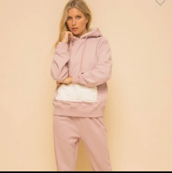 Host Pick 🥳 POL Hoodie with sherpa on the pocket and inside the hood. - Picture 2 of 5